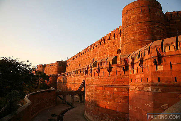 The Big wall of Agra Fort