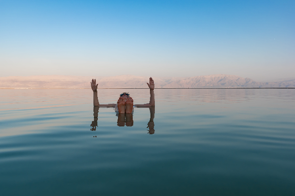dead_sea_facts_man_floating